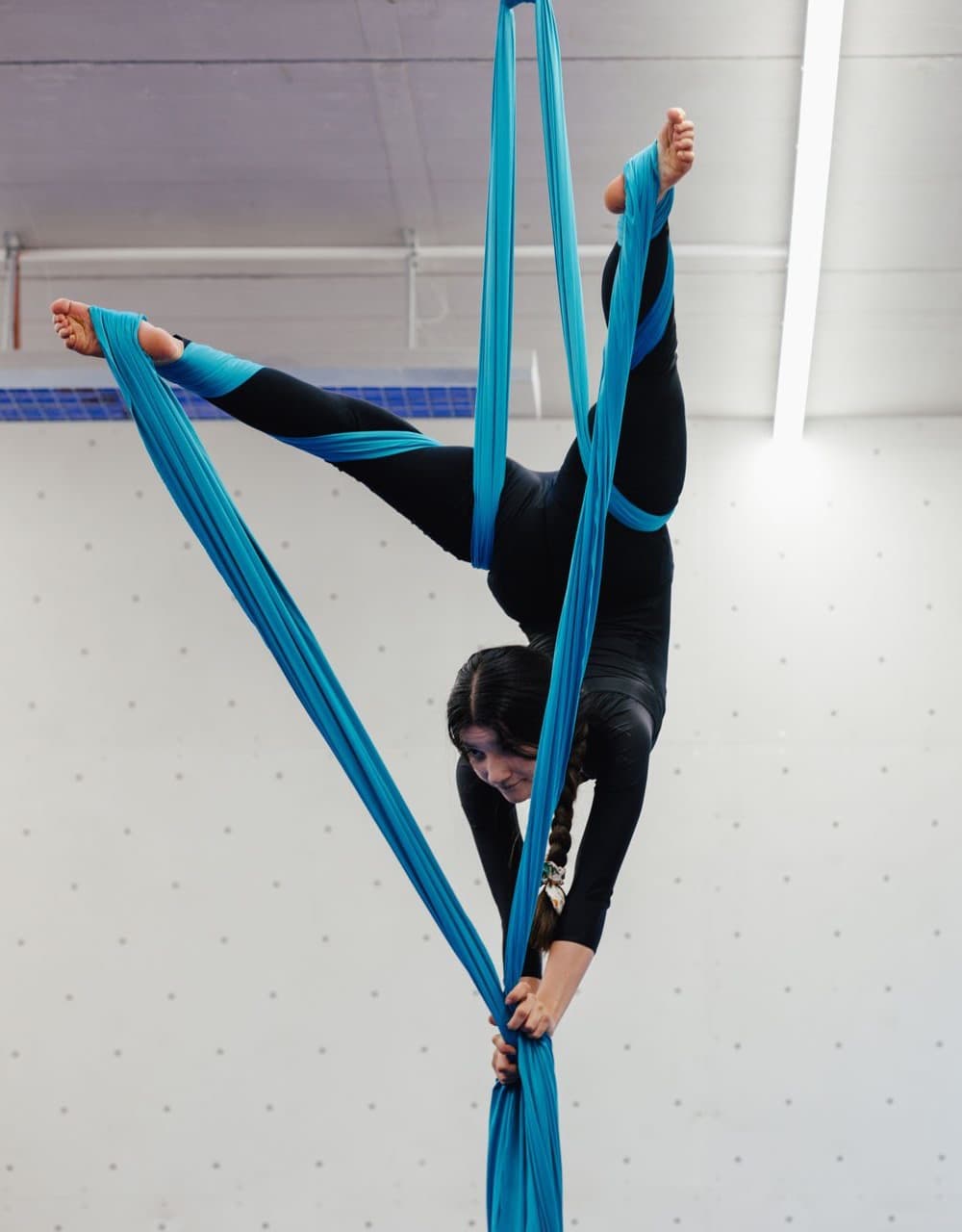 Kind beim Luftakrobatik-Training am Vertikaltuch