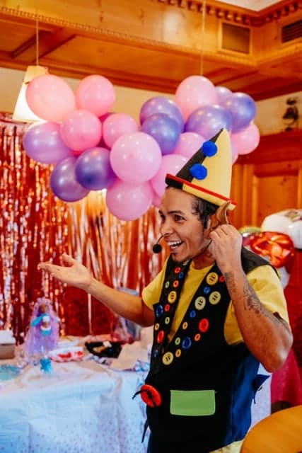 Clown bei einem Kindergeburtstag im Zirkus-Stil