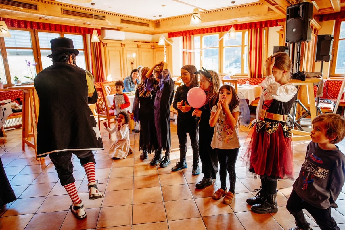 Kinder in bunten Zirkuskostümen beim Feriencamp