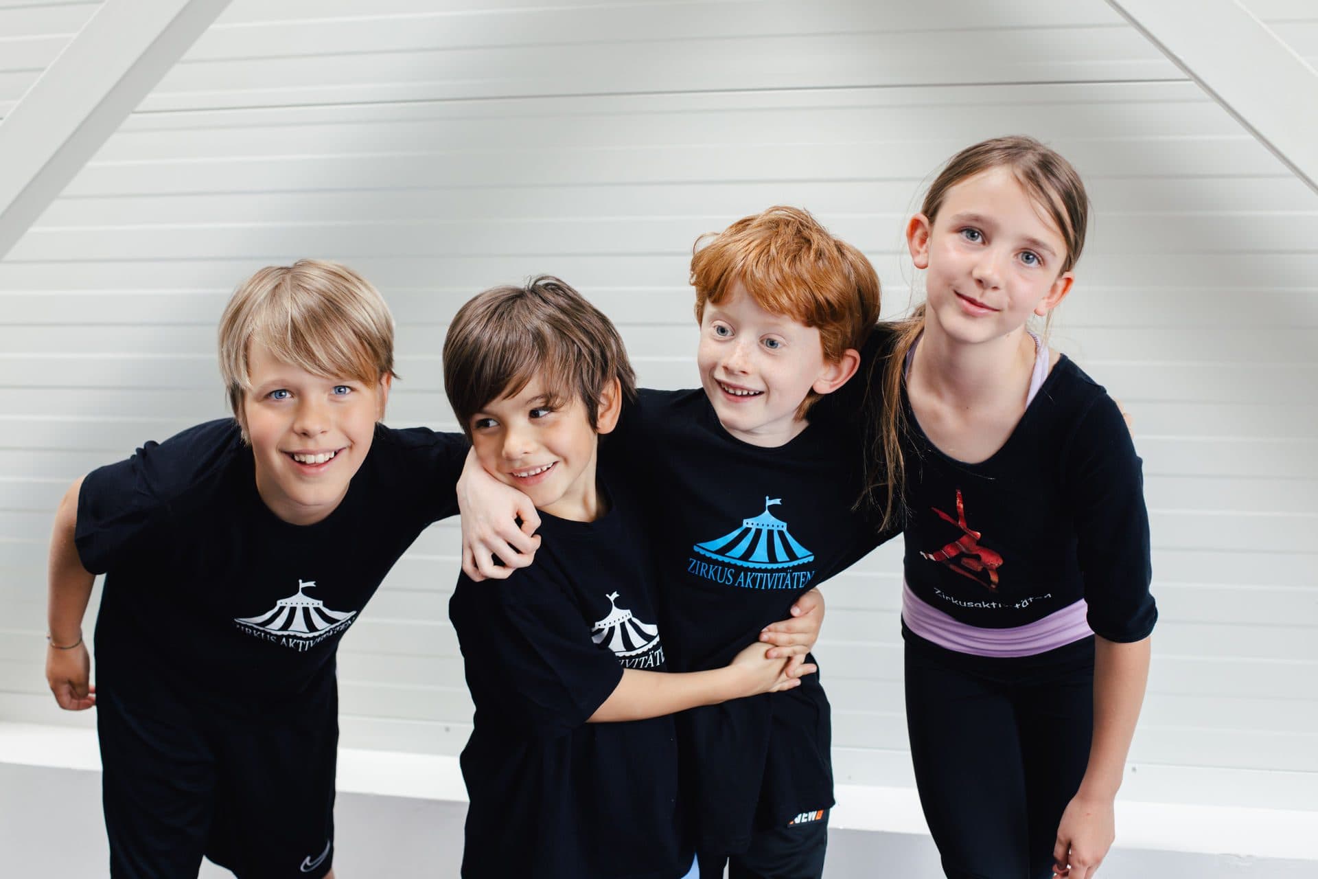 Glückliche Kindergruppe mit Trainerin