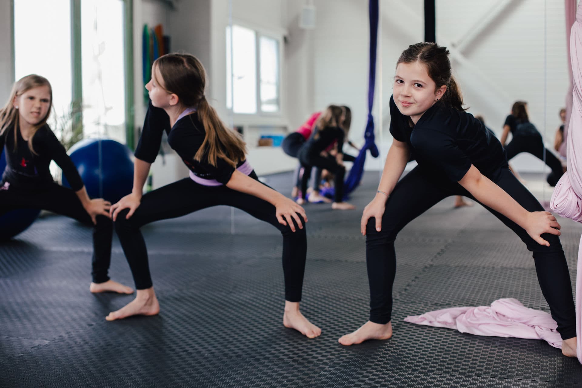 Kinder beim Aufwärmen und Dehnen im Zirkustraining